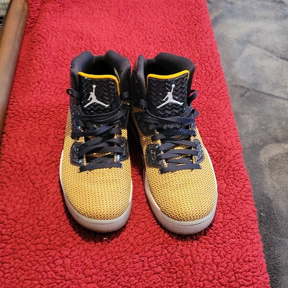 Hi Top runner NIKE AIR JORDONS YELLOW AND BLUE size 11 - Picture 3 of 3